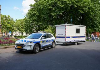 Een auto van handhaving met de veiligheid keet in Park Valkenberg
